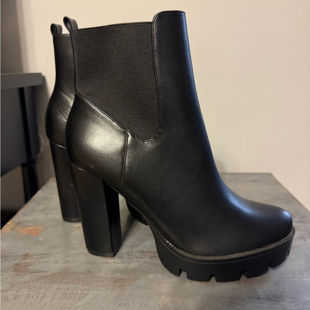 Black Heeled Chelsea Boots with Thick Block Heel and Platform Sole